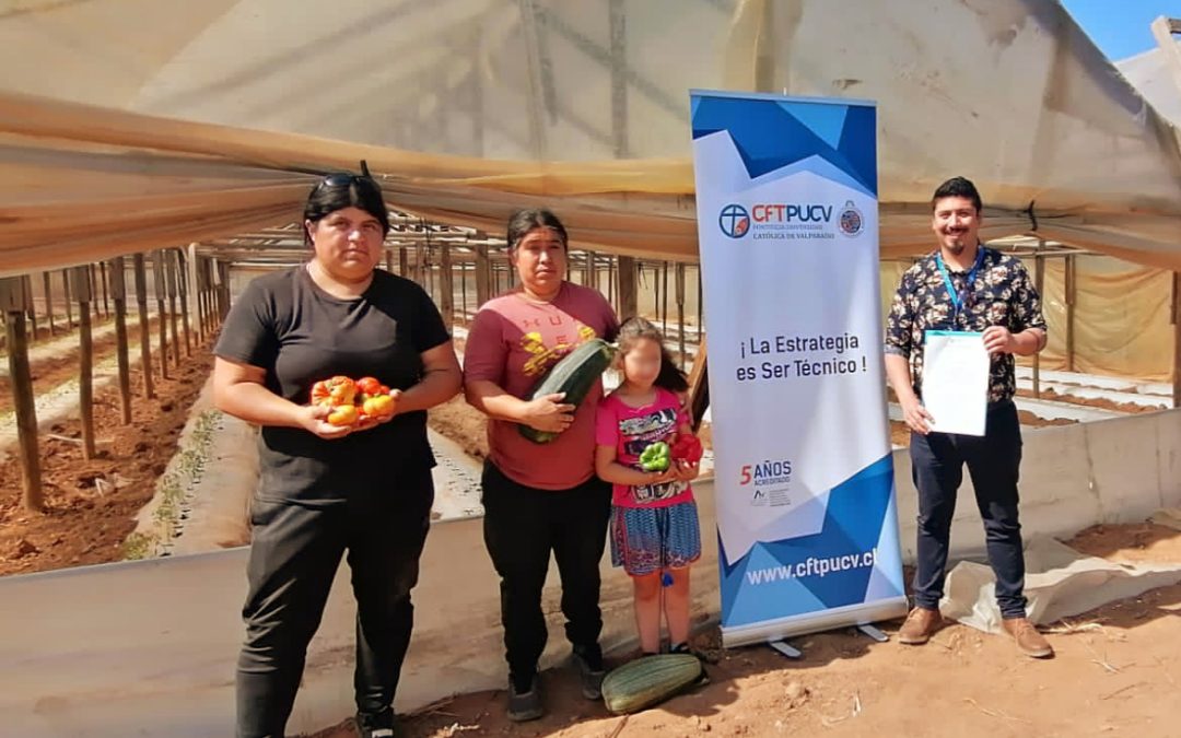 CFT PUCV firma convenio con pequeñas agricultoras de tomate limachino