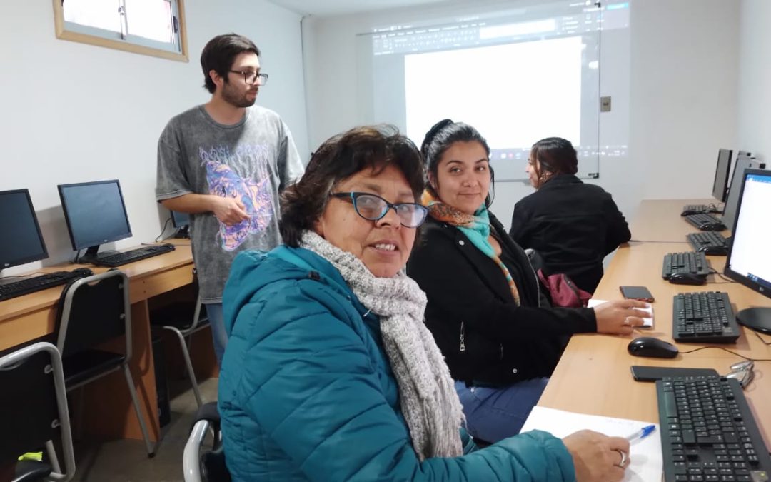 CFT PUCV realiza taller de alfabetización digital para beneficiarias de programa de SernamEG