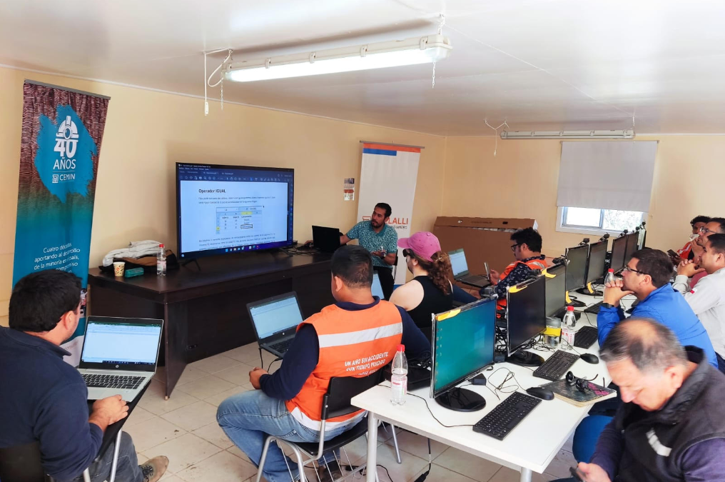 Trabajadores de Minera Pullalli participan en talleres de Excel realizados por sede La Ligua del CFT PUCV