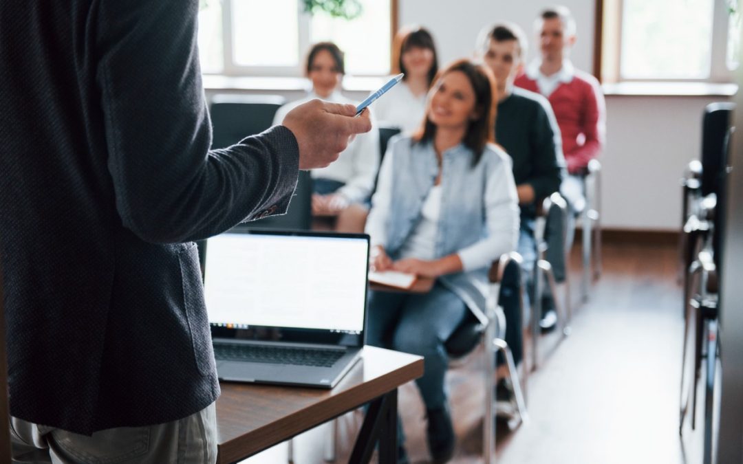 Egresados y titulados del CFT PUCV potenciaron su capacidad de conseguir empleo gracias al Taller de Apresto Laboral realizado por la USET