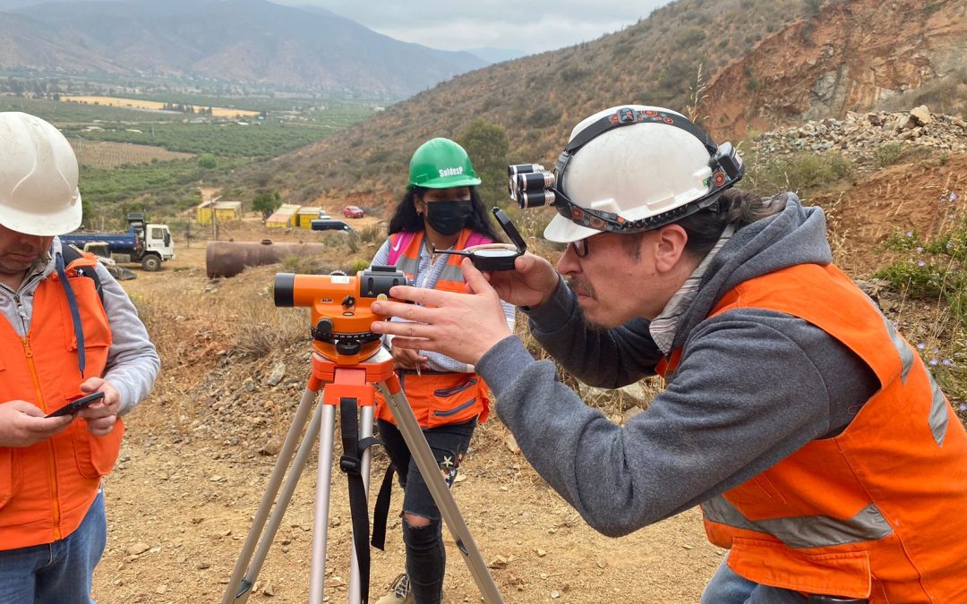 Estudiantes de  TNS en Operaciones Mineras del CFT PUCV realizan mediciones topográficas en terreno
