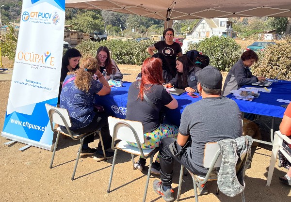 Estudiantes CFT PUCV participar en operativo social en Laguna Verde, Valparaíso