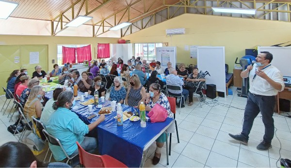 En el marco de la Conmemoración del Día Internacional de la Mujer estudiantes de TNS en Trabajo Social participan en actividad para usuarias del recinto de salud