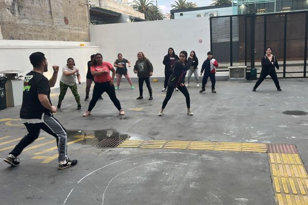 Estudiantes, hijos/as y Pre Matriculados participan en los talleres de zumba organizados por CFT PUCV en su Sede de Valparaíso