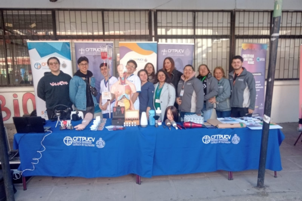 Equipo de Admisión de CFT PUCV participa en feria vocacional del Liceo Eduardo de la Barra