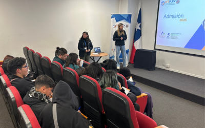 Estudiantes del Liceo María Luisa Bombal visitan las dependencias de CFT PUCV