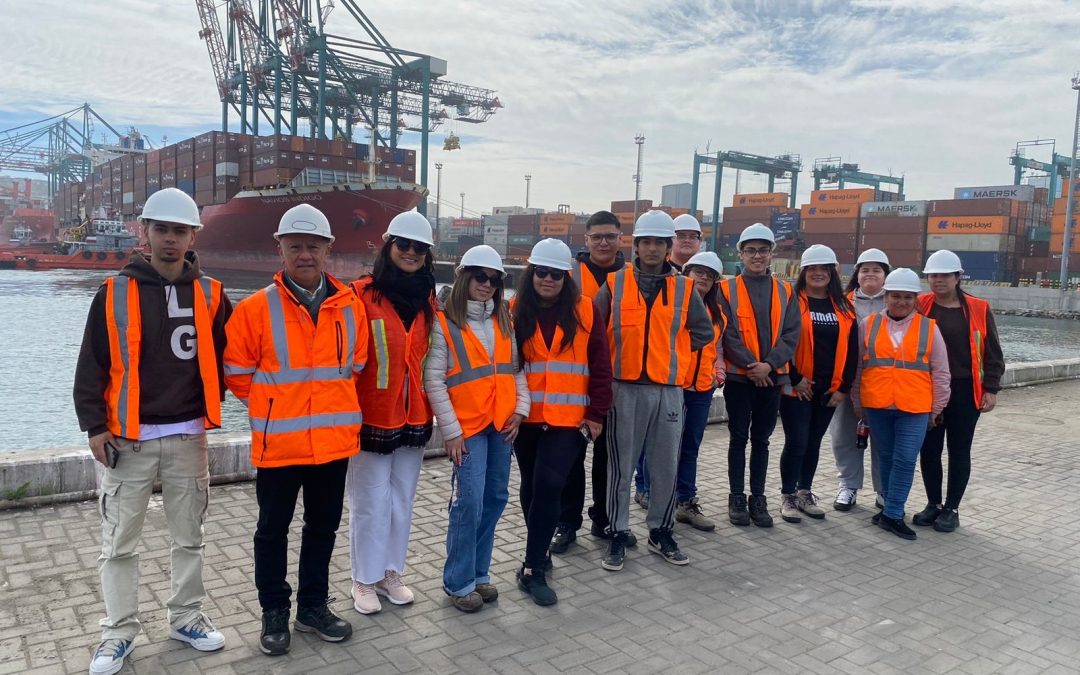 Estudiantes de TNS en Operaciones Portuarias visitaron la empresa DP WORLD