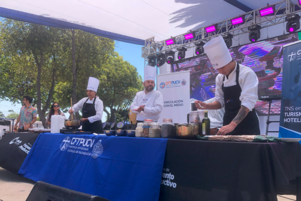 Estudiantes CFT PUCV participan en la 2° Feria Gastronómica de Sabores de Concón