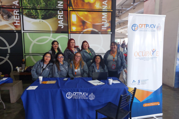 Estudiantes de Trabajo Social del CFT PUCV brindan atención gratuita en Portal Cencosud