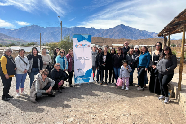 Mujeres Emprendedoras recibieron importante taller sobre el manejo de redes sociales por parte de CFT PUCV