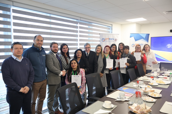 CFT PUCV y el Servicio de Impuestos Internos entregan reconocimiento a estudiantes de TNS en Trabajo Social por prestar ayuda en la Operación Renta 2025