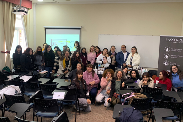Estudiantes de TNS en Estética, Cosmetología y Terapias Complementarias Sede Limache reciben la visita de Lasserre Cosmética