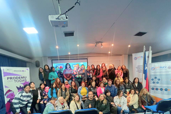 Mujeres Emprendedoras reciben importante orientación para postular a Fondos Concursables