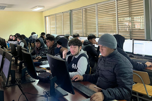 Preparando el futuro técnico profesional: CFT PUCV realizó Talleres de Habilidades Digitales en Liceos de Cabildo