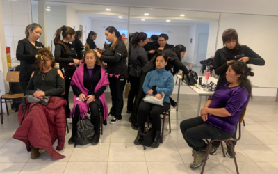 Estudiantes de TNS en Estética, Cosmetología y Terapias Complementarias peinaron a miembros del Grupo Folklórico Ilusión y Danza