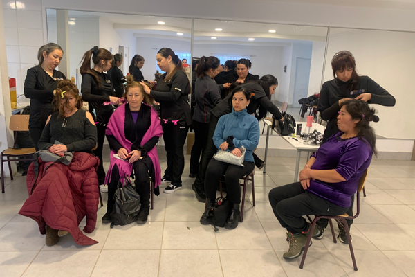 Estudiantes de TNS en Estética, Cosmetología y Terapias Complementarias peinaron a miembros del Grupo Folklórico Ilusión y Danza