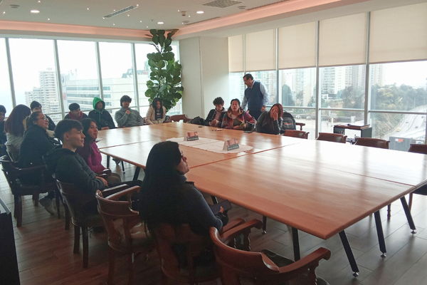 Estudiantes de CFT PUCV asistieron a enriquecedora charla con la empresa portuaria alemana Hapag-Lloyd