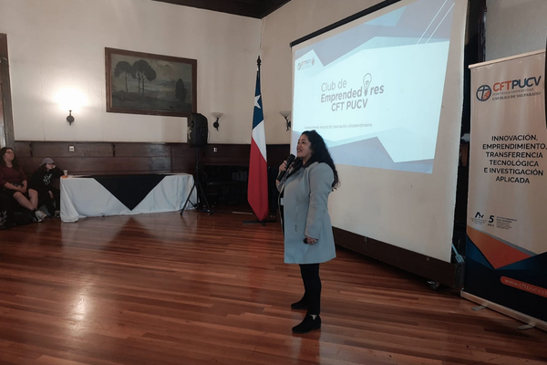 Vinculación con el Medio de Sede Valparaíso realizó una jornada informativa para emprendedoras y emprendedores locales en el Club Alemán de Valparaíso