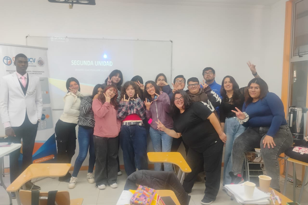Estudiantes potencian su creatividad con innovadora actividad de marketing en el Día Mundial de la Creatividad