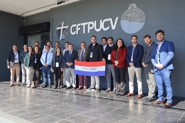 CFT PUCV e Initiative certifican a 16 estudiantes del Diplomado en Finanzas Corporativas